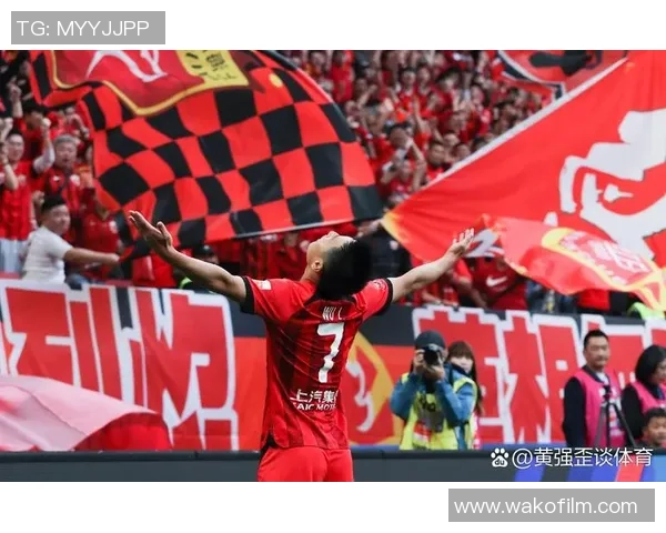 上海上港与上海绿地申花激战正酣比分悬念引发球迷热议