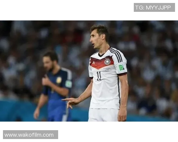 2010世界杯德国对西班牙克洛泽被罚下引发的争议与影响分析